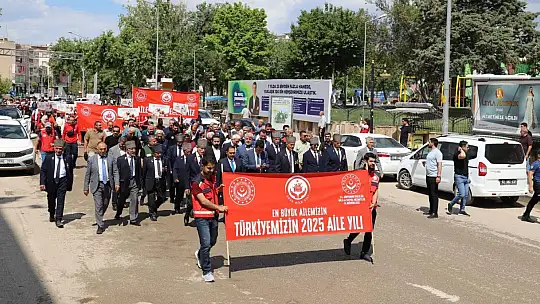 Adıyaman'da yüzlerce kişi 'aile' için yürüdü
