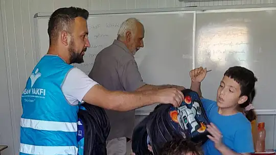 Adıyaman'da 250 depremzede öğrenciye kırtasiye ve çanta yardımı