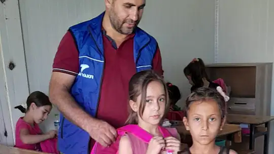 Adıyaman'da 250 depremzede öğrenciye kırtasiye ve çanta yardımı