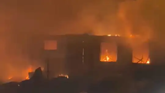 Akçadağ'da besi çiftliği ve odunlukta yangını