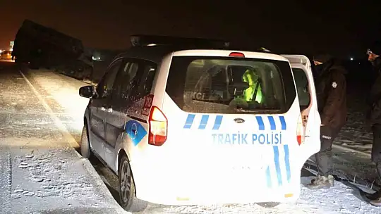 Aksaray'da kar, tipi ve buzlanma nedeniyle kazalar peş peşe yaşandı
