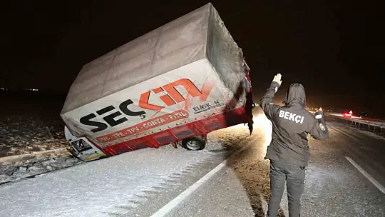 Aksaray'da kar, tipi ve buzlanma nedeniyle kazalar peş peşe yaşandı