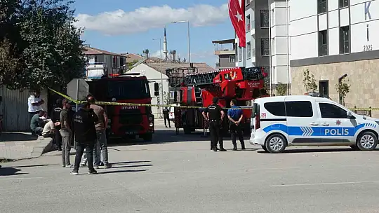 Alacağını alamadı çatıya çıktı, polis yiyecek verip indirdi