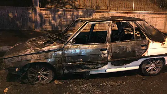 Alev alan otomobilden geriye demir yığını kaldı