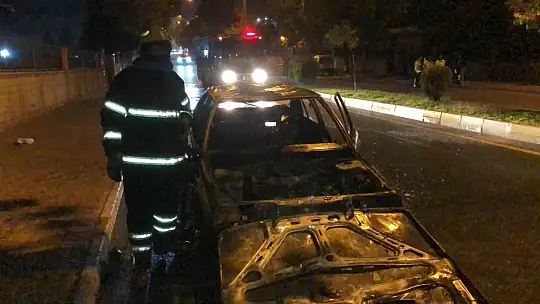 Alev alan otomobilden geriye demir yığını kaldı