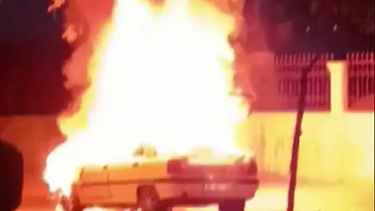 Alev alan otomobilden geriye demir yığını kaldı