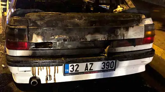 Alev alan otomobilden geriye demir yığını kaldı