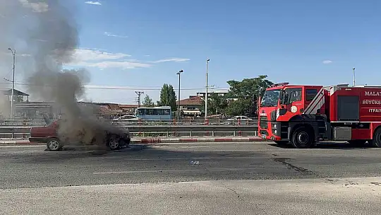 Alev alan otomobilini kendi çabasıyla söndürmeye çalıştı