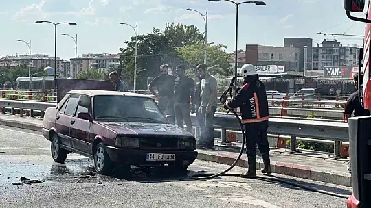 Alev alan otomobilini kendi çabasıyla söndürmeye çalıştı