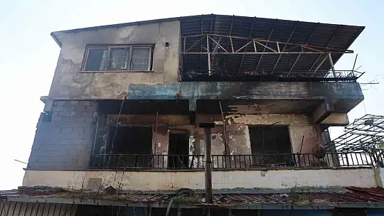 Alevlere teslim olan evdeki 4 kişi dumandan etkilendi