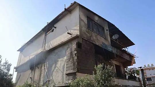 Alevlere teslim olan evdeki 4 kişi dumandan etkilendi