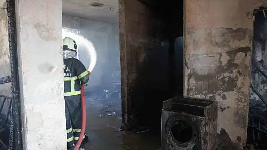 Alevlere teslim olan evdeki 4 kişi dumandan etkilendi