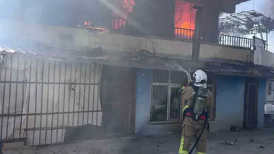 Alevlere teslim olan evdeki 4 kişi dumandan etkilendi