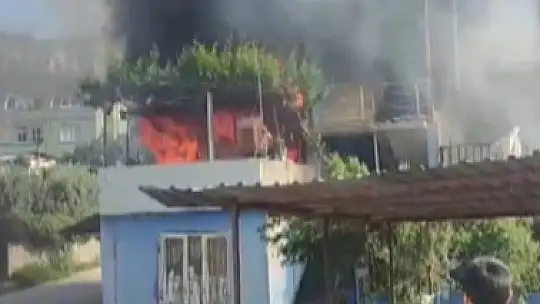 Alevlere teslim olan evdeki 4 kişi dumandan etkilendi