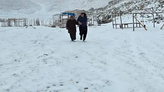 Aniden kar bastırınca yaylada mahsur kalan kadın kurtarıldı