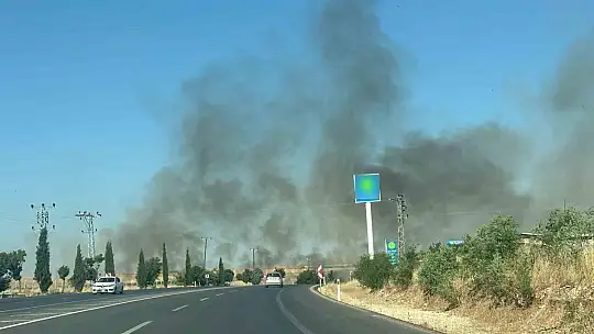 Anız yangını saman balyalarını küle çevirdi