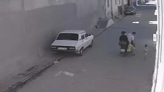 Anne ve babasından kaçan çocuğa otomobil çarptı: