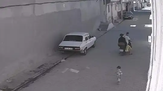 Anne ve babasından kaçan çocuğa otomobil çarptı: