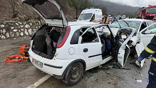 Antalya-Isparta yolunda iki otomobil kafa kafaya çarpıştı: 6 ölü, 6 yaralı