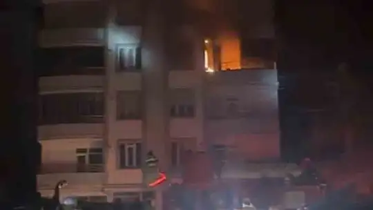 Apartmanda çıkan yangın paniğe neden oldu