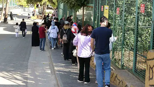 Ara tatile çıkan öğrenciler soluğu hayvanat bahçesinde aldı