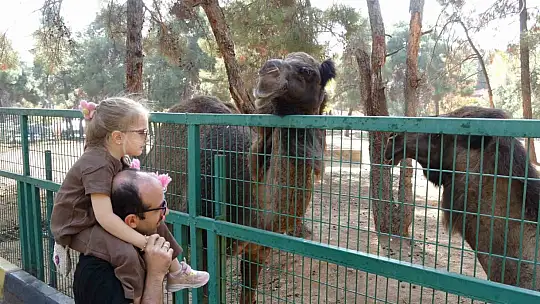 Ara tatile çıkan öğrenciler soluğu hayvanat bahçesinde aldı