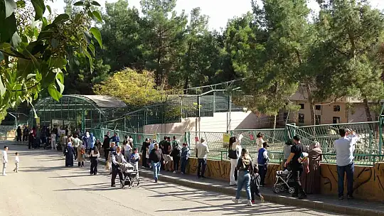 Ara tatile çıkan öğrenciler soluğu hayvanat bahçesinde aldı