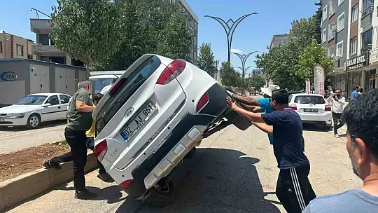 Araçla çarpışan otomobil devrildi: 1 yaralı