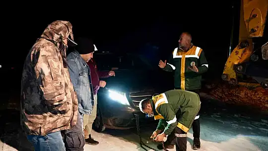 Araçlarıyla karlı ve buzlu yolda mahsur kalanları ekipler kurtardı