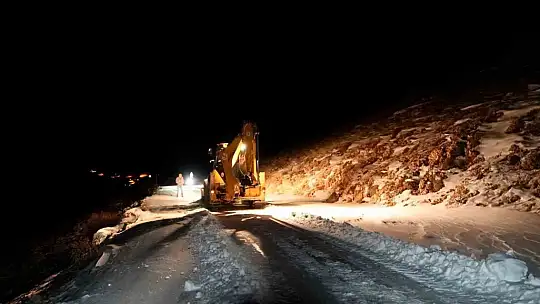 Araçlarıyla karlı ve buzlu yolda mahsur kalanları ekipler kurtardı