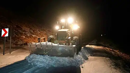 Araçlarıyla karlı ve buzlu yolda mahsur kalanları ekipler kurtardı