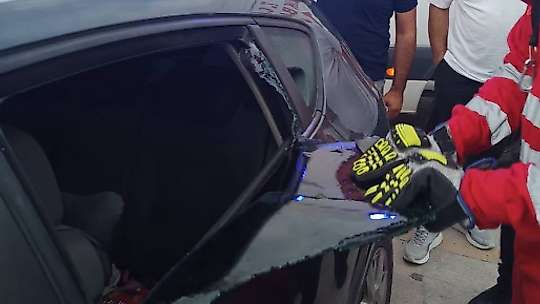 Araçta kilitli kalan çocuk camın kırılmasıyla kurtarıldı