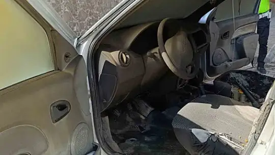 Araçta unutulan cep telefonu patladı, otomobil alev aldı