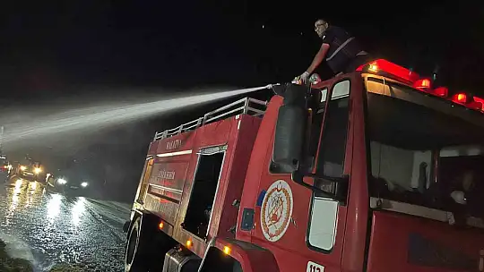 Arguvan'da yonca yüklü kamyonet alev alev yandı