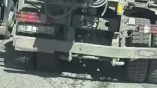 Adıyaman'da şoför asfalta çimento dökerek ilerledi
