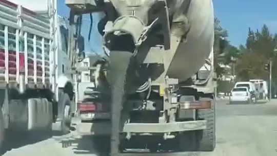 Adıyaman'da şoför asfalta çimento dökerek ilerledi