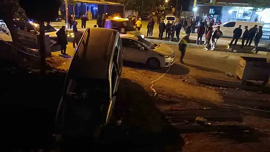 Aşırı hız yapan araç park halindeki otomobile çarpıp inşaat alanına uçtu: 2 yaralı
