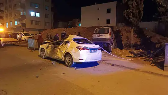 Aşırı hız yapan araç park halindeki otomobile çarpıp inşaat alanına uçtu: 2 yaralı