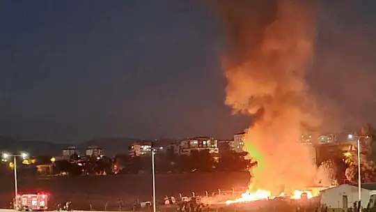 Adıyaman'da atık malzemeler alev alev yandı