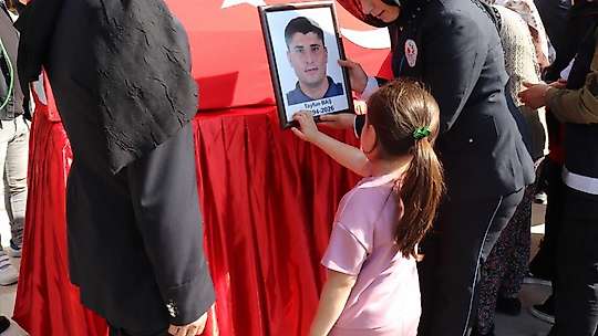 Aydınlı şehit polis memuru Denizli'de toprağa verildi