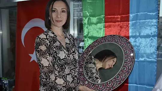 Azerbaycanlı Ebru Sanatçısı Sevinç Aliyeva Eğitim Bayramında eserlerini sergiledi