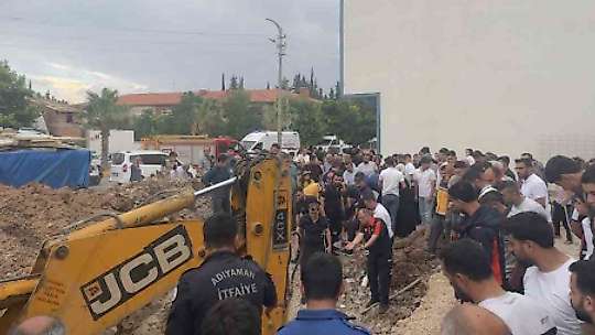 Baba ve oğlu göçük altında kaldı: 2 yaralı