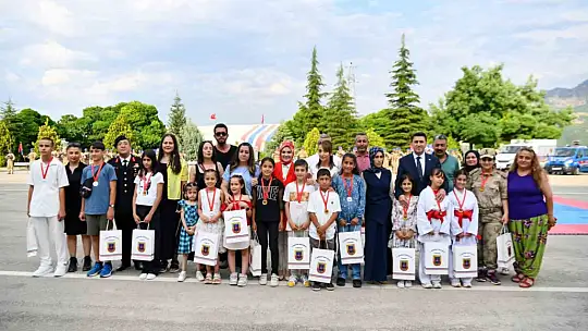 Bakan Göktaş, Tunceli'de Kıbrıs gazisiyle görüştü, jandarmanın kuruluş yıldönümüne katıldı