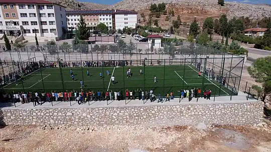 Bakan Kurum çocuklara verdiği halı saha sözünü yerine getirdi