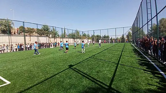 Bakan Kurum çocuklara verdiği halı saha sözünü yerine getirdi
