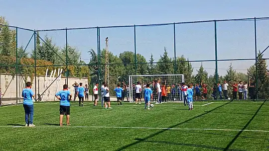 Bakan Kurum çocuklara verdiği halı saha sözünü yerine getirdi