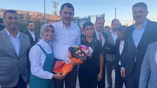 Murat Kurum çocuklarla halı saha maçı yaptı