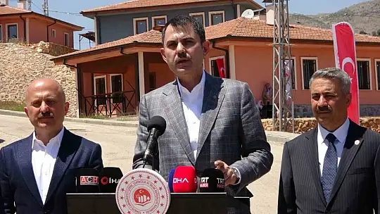 Bakan Kurum, köy evlerine yerleşen depremzedeleri ziyaret etti