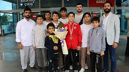 Balkan şampiyonu memleketi Şanlıurfa'da coşkuyla karşılandı
