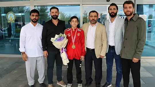 Balkan şampiyonu memleketi Şanlıurfa'da coşkuyla karşılandı